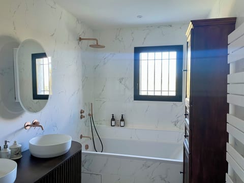 New detached house with swimming pool and parking Villa in Roquefort-les-Pins