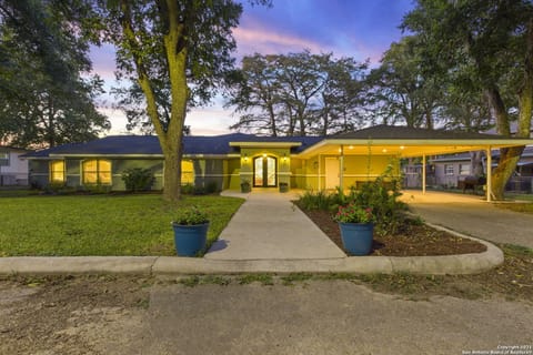 Approx 3400 sqft SINGLE STORY HOME! On large lot w/ 140' waterfront!!