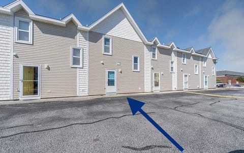 1st floor is at ground level. One step to enter.
864 sq ft townhouse.