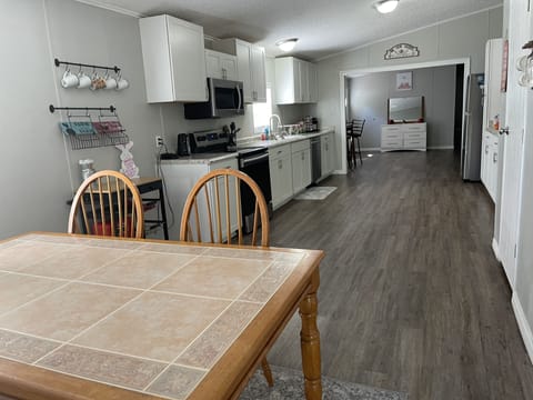 Open dining to kitchen 