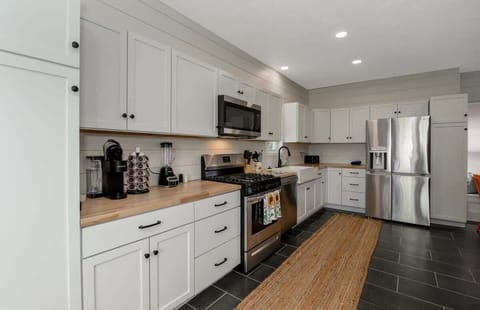 Hungry? We've got you covered! From a fully equipped kitchen to nearby local eats, our vacation home makes mealtime easy and delicious. Cook, order in, or snack your way through the day—comfort and convenience are always on the menu.