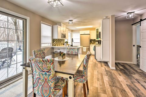 Dining Area | Dishware/Flatware Provided