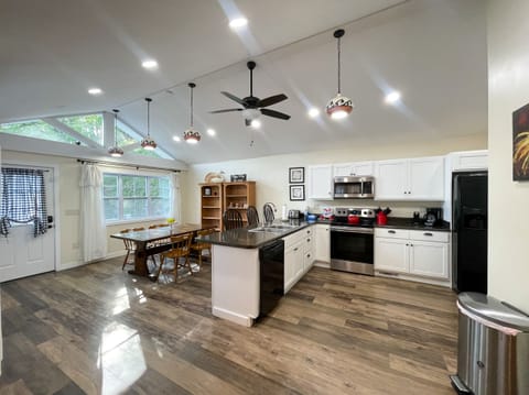 Kitchen and Dining Area - Full Kitchen and Dining area