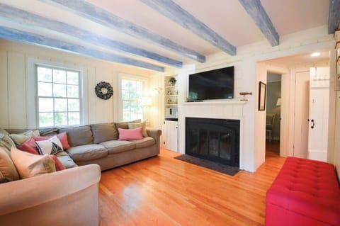 Super cute 3 bedroom with all new furnishings and recent updates 