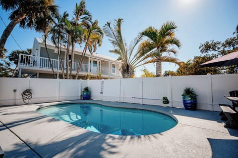 TranquiliSea 2: Pet friendly, long term discount, shared resort-style pool! House in Holmes Beach