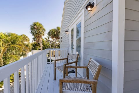 TranquiliSea 2: Pet friendly, long term discount, shared resort-style pool! House in Holmes Beach