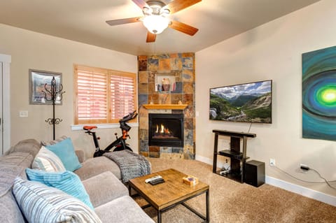 Bear Hollow Lodges 1205: Living room with TV and gas fireplace