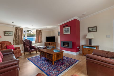 Beach House, Sea Views, Parking