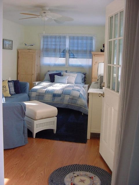 Combo living / sleeping area w/ full-size bed. TV w/ DirecTV & Prime programming