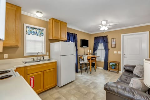 Super clean and simple with everything you'll need to be comfortable!