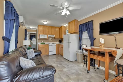 Super clean and simple with everything you'll need to be comfortable!