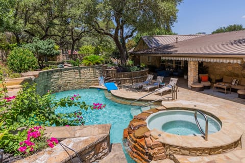 Your own private Hill Country resort. Enjoy top-notch Wifi Sonos Surround Sound.