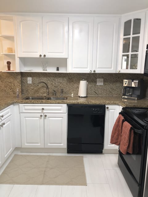 Kitchen
Pots Pans
Blender
Coffee maker
Expresso maker
Toaster