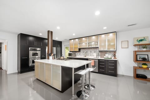 [Kitchen] Island with extra seating.