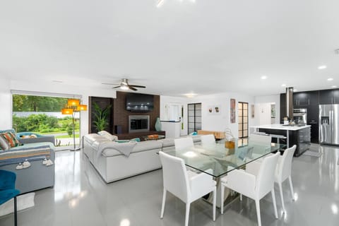 [Dining Room] Seating for 8 people.