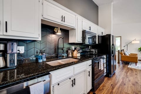 Newly Remodeled and Fully Stocked Kitchen - Plates, bowls and glasses for 16

[Left Side - Kitchen 1 of 2]