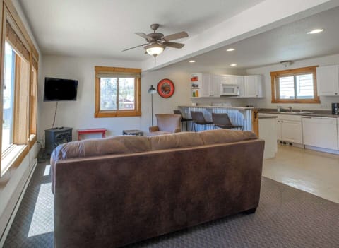 Relax on the comfortable sofa, enjoy a movie on the flat-screen TV, or gather with friends and family in this spacious, cozy retreat. ️