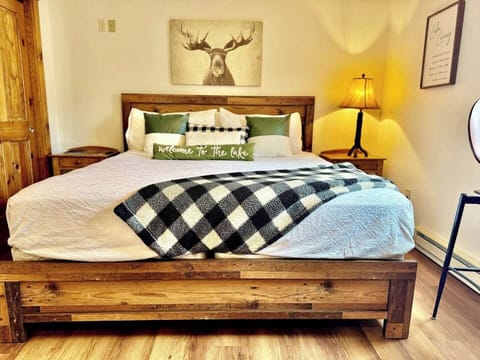 The cozy bedroom features a queen-sized bed with soft linens, providing a perfect retreat for rest after a day of hiking or exploring the scenic beauty of Grand Lake, CO.

