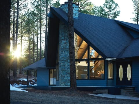 Escape to the tranquil beauty of Cobalt Cabin, nestled on one acre of pristine ponderosa pine forest in Sherwood Forest Estates. Discover the perfect gateway to explore northern Arizona's wonders, including the breathtaking Grand Canyon!