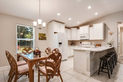 Nice open kitchen - eat in dining area for 6