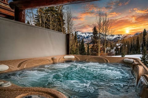 Hot tub overlooking the mountain peeks.