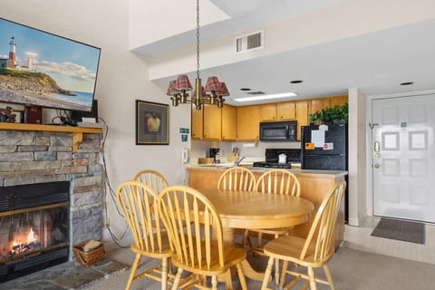 Dining Area - Seating for 6