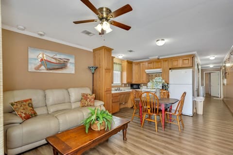 Super clean and simple with everything you'll need to be comfortable!