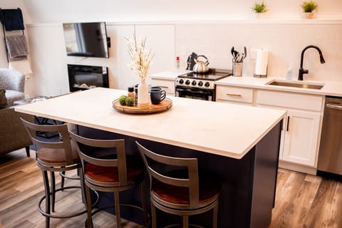 Seating for 4 at the kitchen island