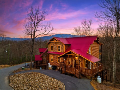 welcome to Woodland Retreat!! Enjoy a beautiful view of Mt. Le conte! 