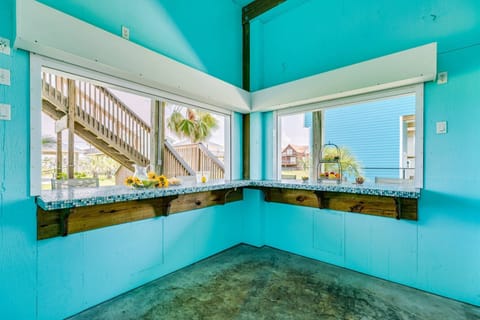 Serve your family and friend in this outdoor bar while streaming your favorite show