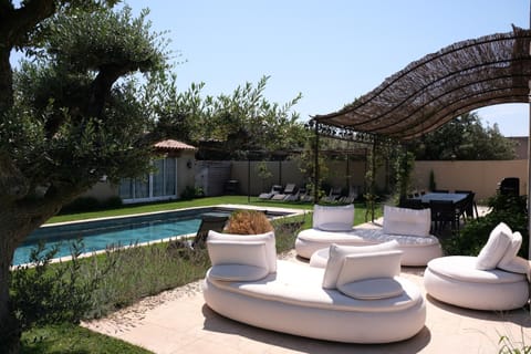 AUREILLE vacation rental, comfortable villa for rent for 14 people terrace. Online reservation with Plaisirs & Maisons de Provence