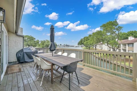 Fresh air, blue skies, and plenty of room to relax.

Enjoy your mornings soaking up the view from this amazing deck while sipping coffee or gathering for breakfast @EversanCooperGetaways
