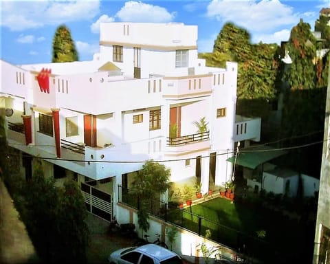 Bungalow - 1st Floor, Centrally located. Garden view, bright sunlight entire day