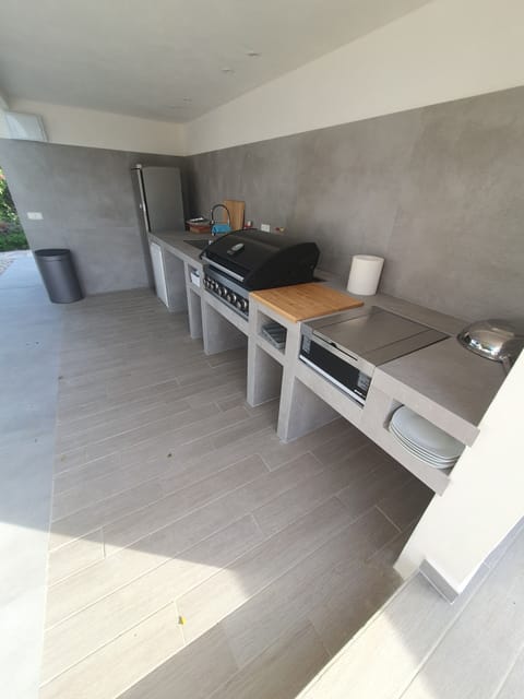 outdoor kitchen, bbq etc.