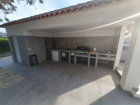 outdoor kitchen