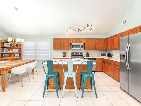 Kitchen w. Breakfast Bar