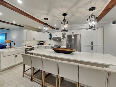 Breakfast Bar, Seating for Six