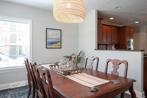 Dining Area with Seating for 6