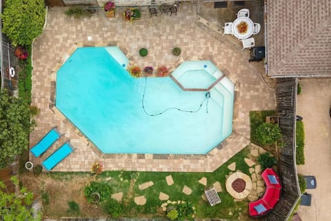 A big, beautiful pool with heated Spa. 