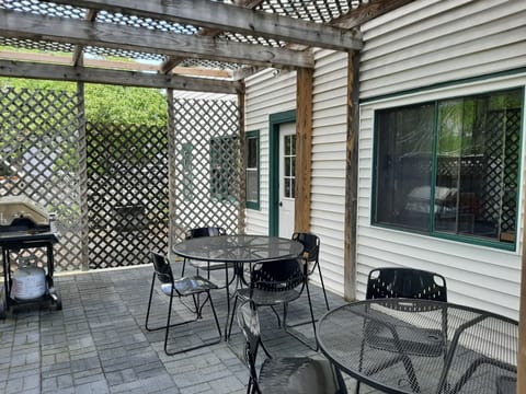 Deck Dining with Grill Adjacent to Kitchen