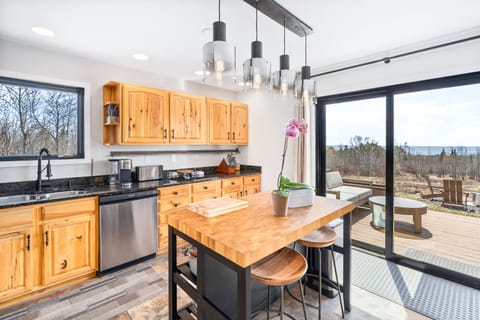 Kitchen island equipped with 2 bar stools.