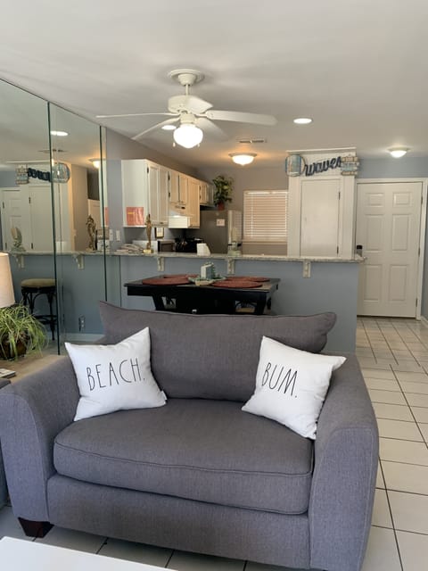 Living Room, loveseat
