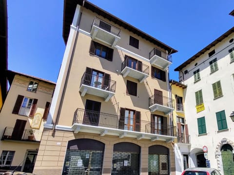 Building, Sky, Window, Car, Urban Design, Condominium, Neighbourhood, Vehicle, Residential Area