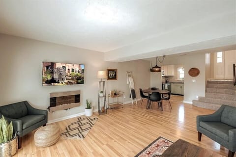 55” Smart TV, electric fireplace & cozy seating