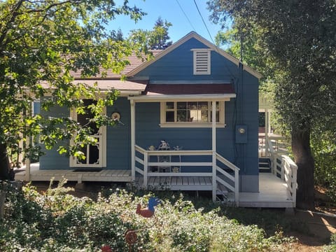 Welcome to Cristine's Cozy Cottage in the Woods!