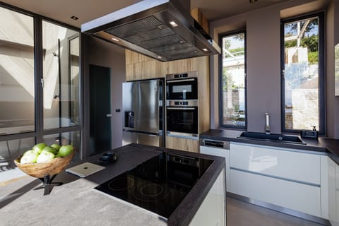 Fully equipped kitchen with modern appliances!