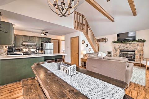 Dining Area | Dishware & Flatware Provided