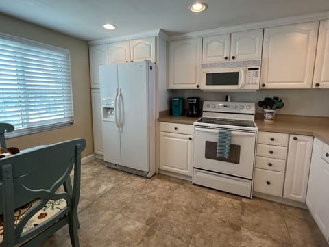 Fully equipped Kitchen with breakfast nook. - Fully equipped Kitchen with breakfast nook.