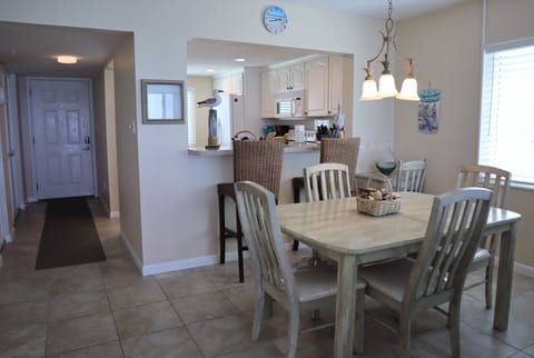 Comfortable dining space plus bar stools right off of the kitche - Comfortable dining space plus bar stools right off of the kitchen and living room.