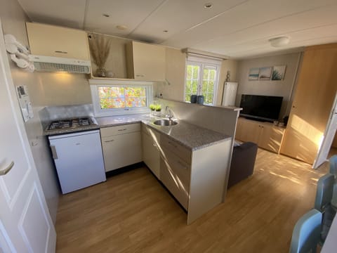 Living room, Kitchen, Coffee machine, Fridge and Cooker - EEZZ